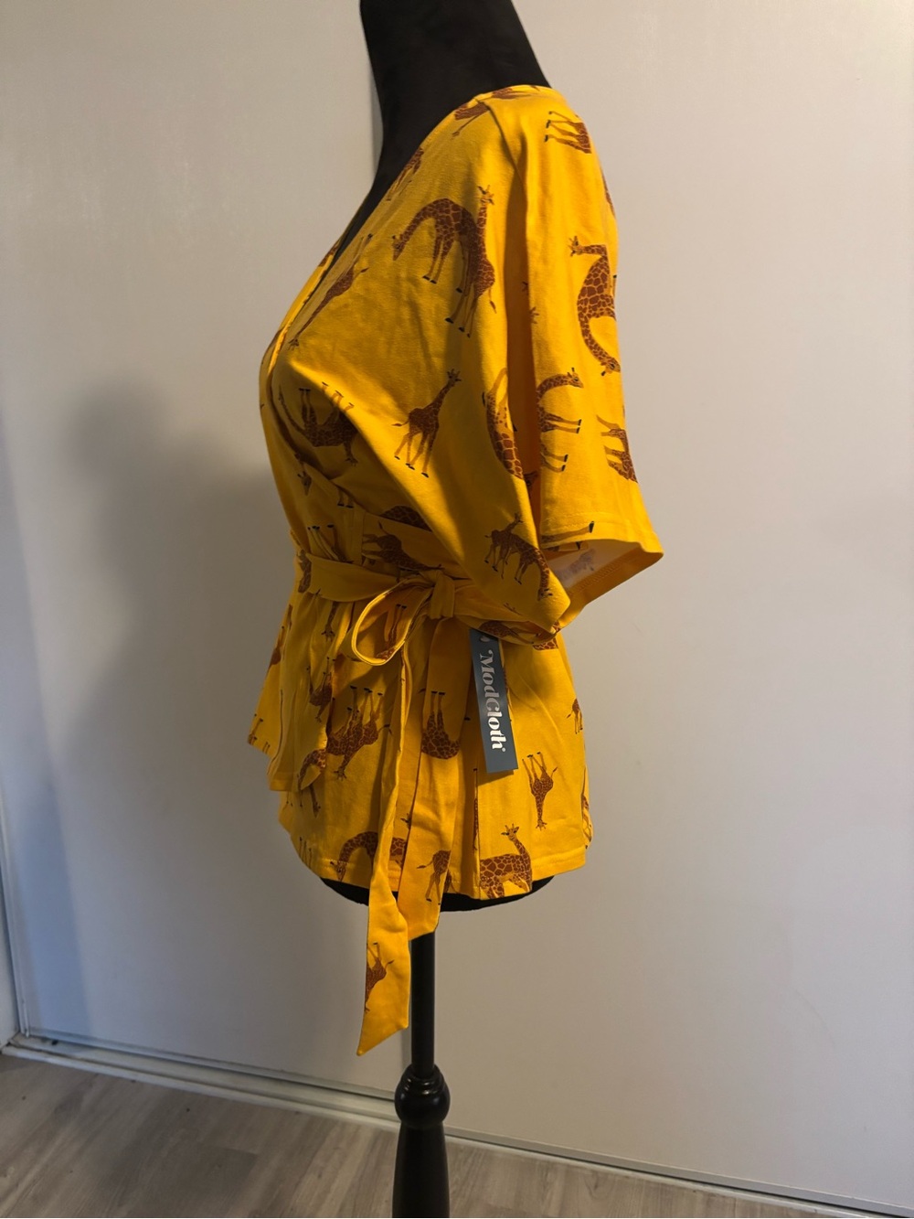 ModCloth Giraffe Wrap Shirt Sz Large Yellow Baby Shower Tie Travel Vacation Cute - Picture 2 of 3
